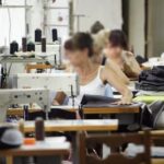 Γαζώτριες και βοηθοί ζητούνται από βιοτεχνία ενδυμάτων (1.250€)
