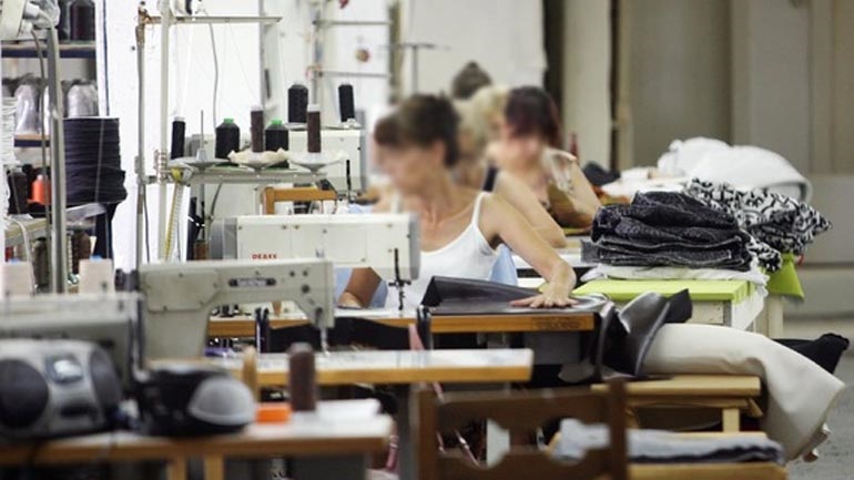 Γαζώτριες και βοηθοί ζητούνται από βιοτεχνία ενδυμάτων (1.250€)
