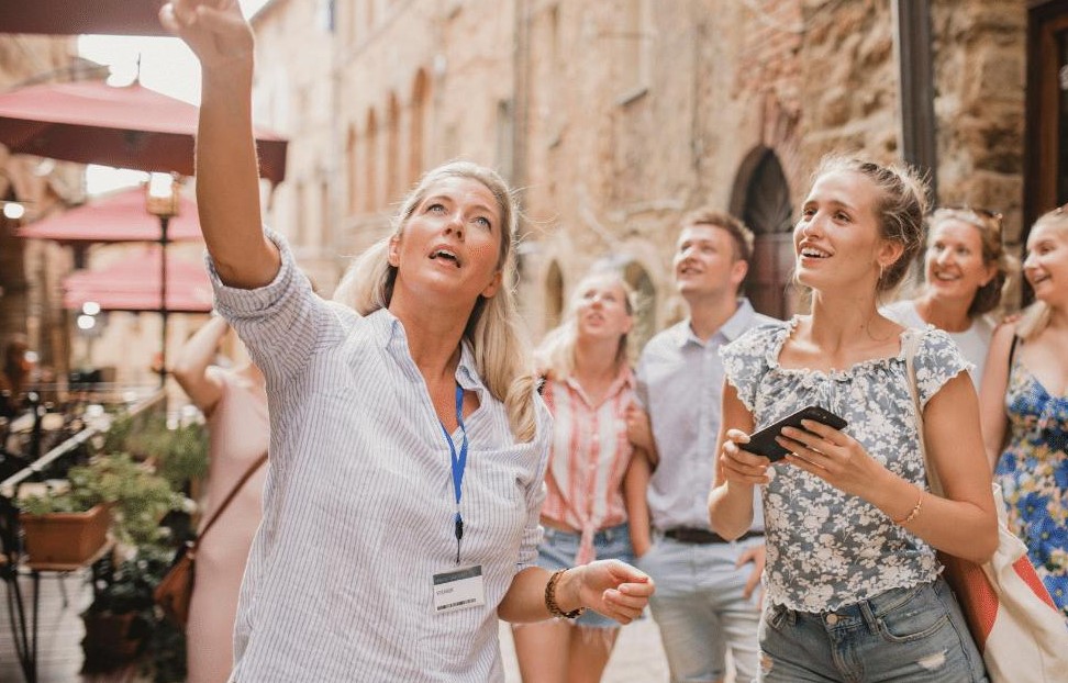 Ζητείται κοπέλα για τη θέση της Tour Leader (550€+bonus 100-150€)