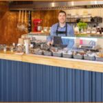 Ζητούνται σερβιτόροι για καφέ-bar (Μισθός 900€)