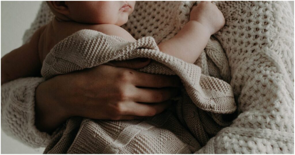 Ζητείται babysitter για τη φύλαξη βρεφών (1.000€/ευέλικτο ωράριο)