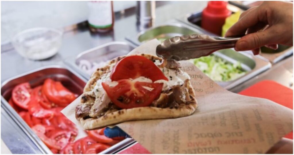 Ζητείται τυλιχτής/ψήστης από αλυσίδα εστιατορίων (7,5€ έως 9€/ώρα)