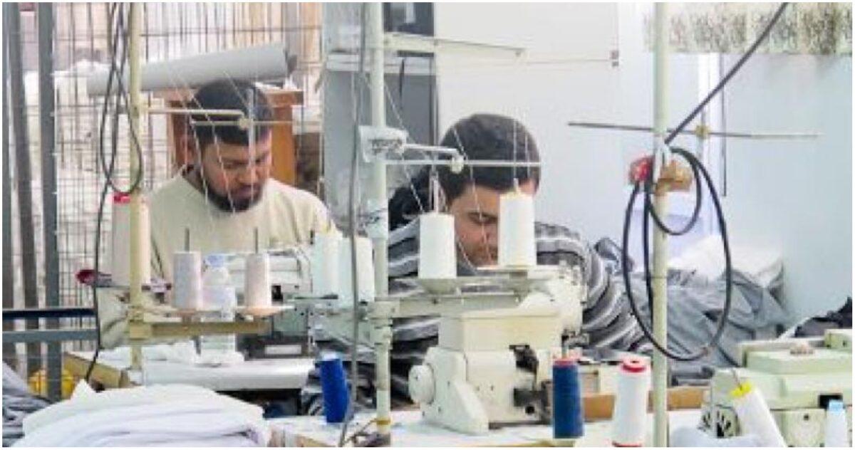 Προσωπικό παραγωγής ενδυμάτων/γαζωτές αναζητά βιοτεχνία αθλητικών ρούχων