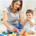 Νταντά ζητείται για τη δημιουργική απασχόληση ενός παιδιού & δουλειές γύρω από αυτό