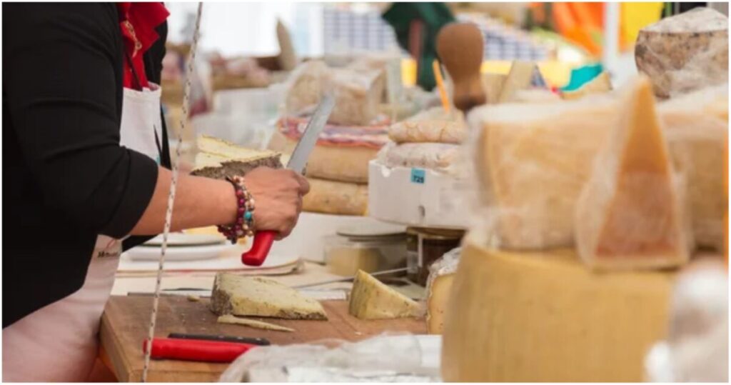 Πωλητή ή πωλήτρια για το τμήμα τυροπωλείου-delicatessen ζητά επιχείρηση εστίασης