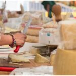 Πωλητή ή πωλήτρια για το τμήμα τυροπωλείου-delicatessen ζητά επιχείρηση εστίασης