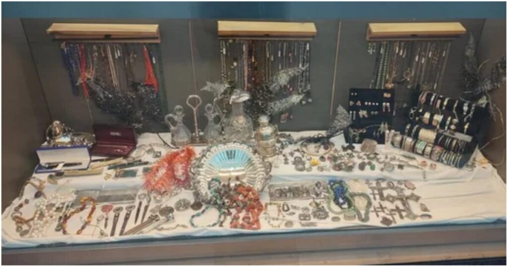 Πωλήτρια πλήρους απασχόλησης ζητείται από κατάστημα με χειροποίητα κοσμήματα