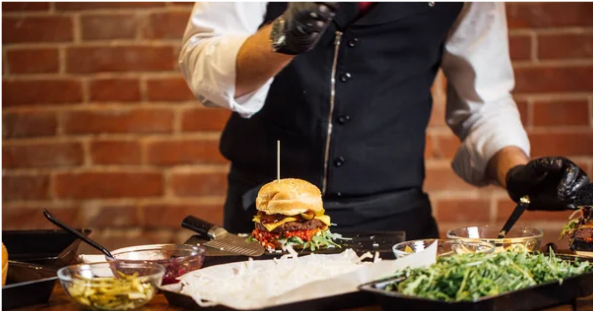 Βοηθός μάγειρα ζητείται από burger bar για απογευματινή βάρδια