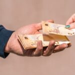 Eπίδομα 300 ευρώ: Ποιους αφορά, πώς μπορείς να το πάρεις & πότε λήγει η προθεσμία