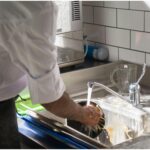 Κεντρικό εστιατόριο αναζητά άτομο για λάντζα (πλήρης ή μερική απασχόληση)