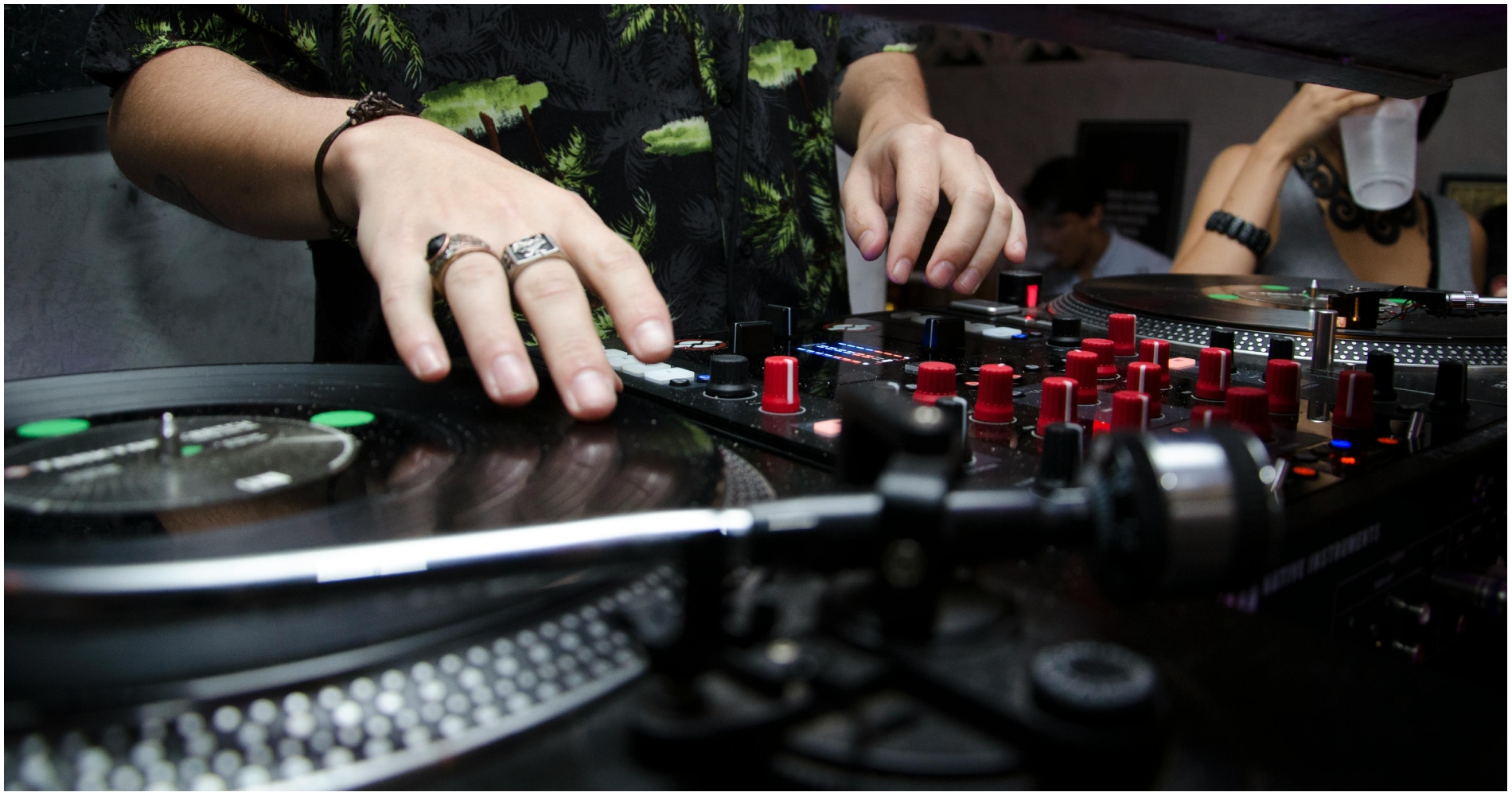 DJ ελληνικής μουσικής ζητείται για βραδινή απασχόληση σε εστιατόριο