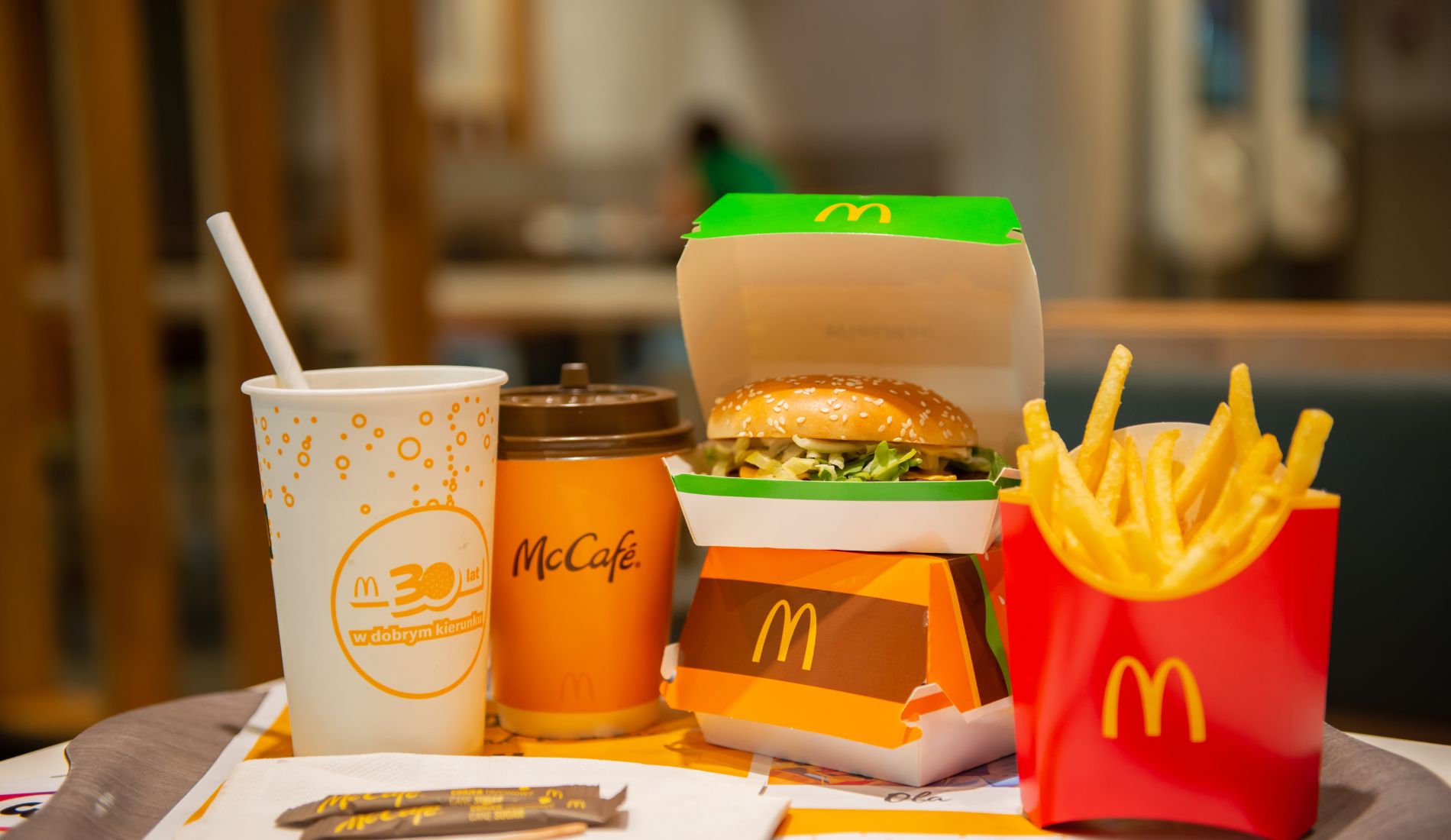 Τα McDonald’s ζητούν προσωπικό εστιατορίου για τα καταστήματά τους σε διάφορες πόλεις