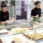 Άτομο ζητείται για απασχόληση σε καφέ-ζαχαροπλαστείο