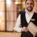 Σερβιτόρος ζητείται από εστιατόριο για εξάμηνη σεζόν