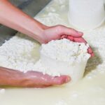 Βοηθός τυροκόμου ζητείται από εργαστήριο γαλακτοκομικών προϊόντων