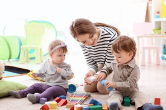 Ζητείται babysitter μερικής απασχόλησης για τη φροντίδα δύο παιδιών