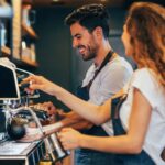 Άτομα ζητούνται για τη θέση του barista & την εξυπηρέτηση πελατών στο ταμείο καφετέριας