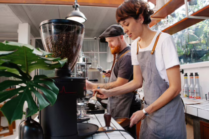 Mini-market με καφέ αναζητά δύο υπαλλήλους (baristas)