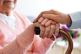 Ζητείται γηροκόμος για μερική απασχόληση