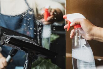 Καθαρίστρια ζητείται από συνεργείο καθαρισμού πολυκατοικιών