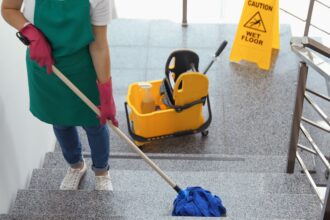 Άτομο ζητείται για καθαρισμό σκάλας & κοινόχρηστων χώρων σε διώροφη κατοικία