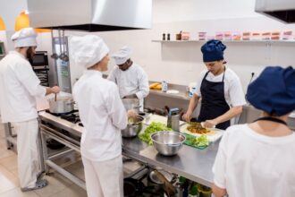 Τσιπουράδικο αναζητά βοηθό κουζίνας/λάντζας για μερική απασχόληση