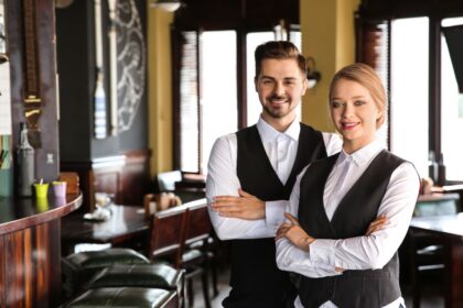 Ζητούνται Α’ & Β’ σερβιτόροι από εστιατόριο-bar για τη σεζόν