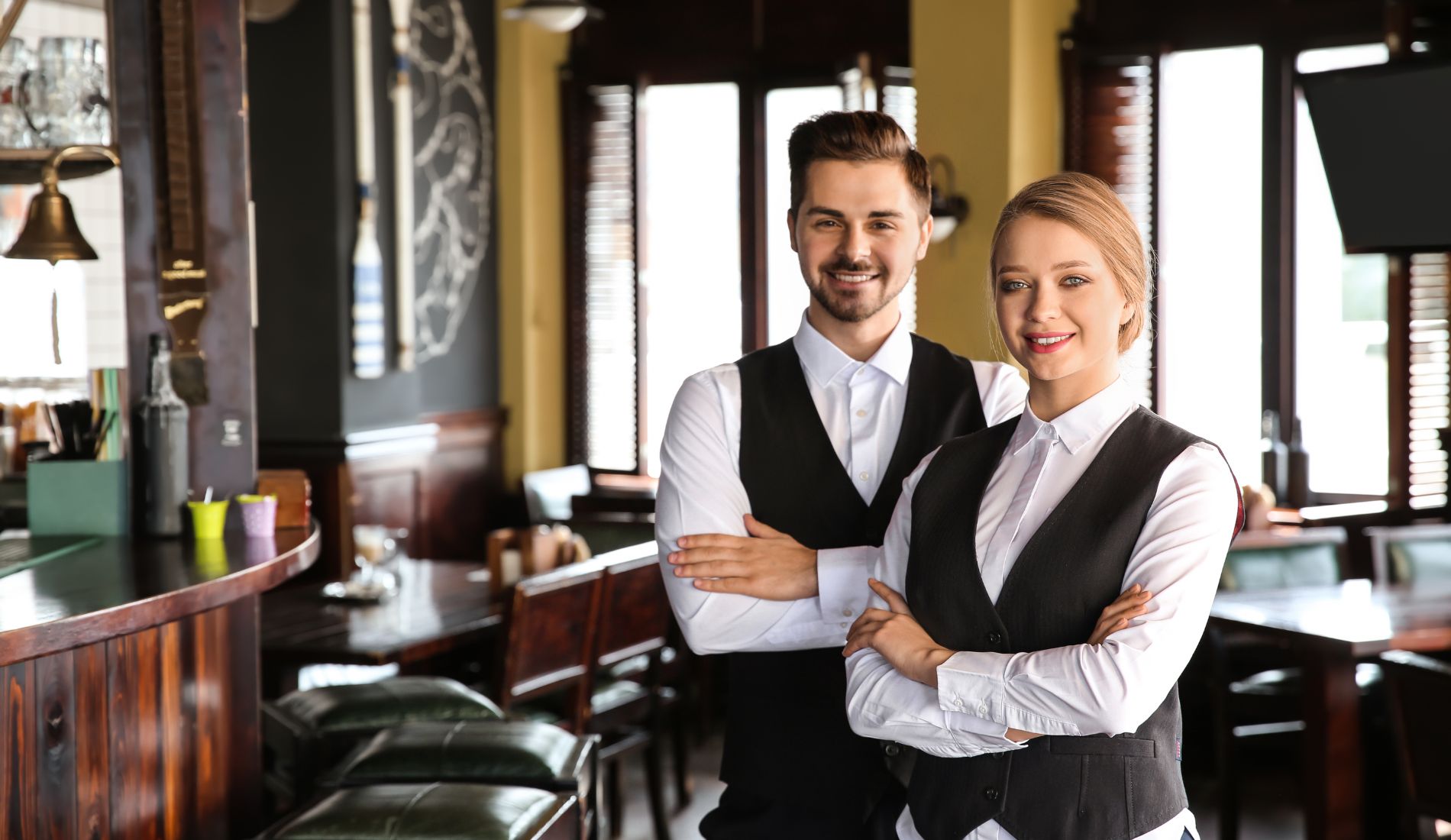 Ζητούνται Α’ & Β’ σερβιτόροι από εστιατόριο-bar για τη σεζόν