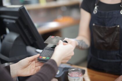Ζητείται άτομο για το ταμείο από κατάστημα εστίασης