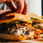 Ζητείται βοηθός μάγειρα από burger bar για τέσσερις μέρες την εβδομάδα