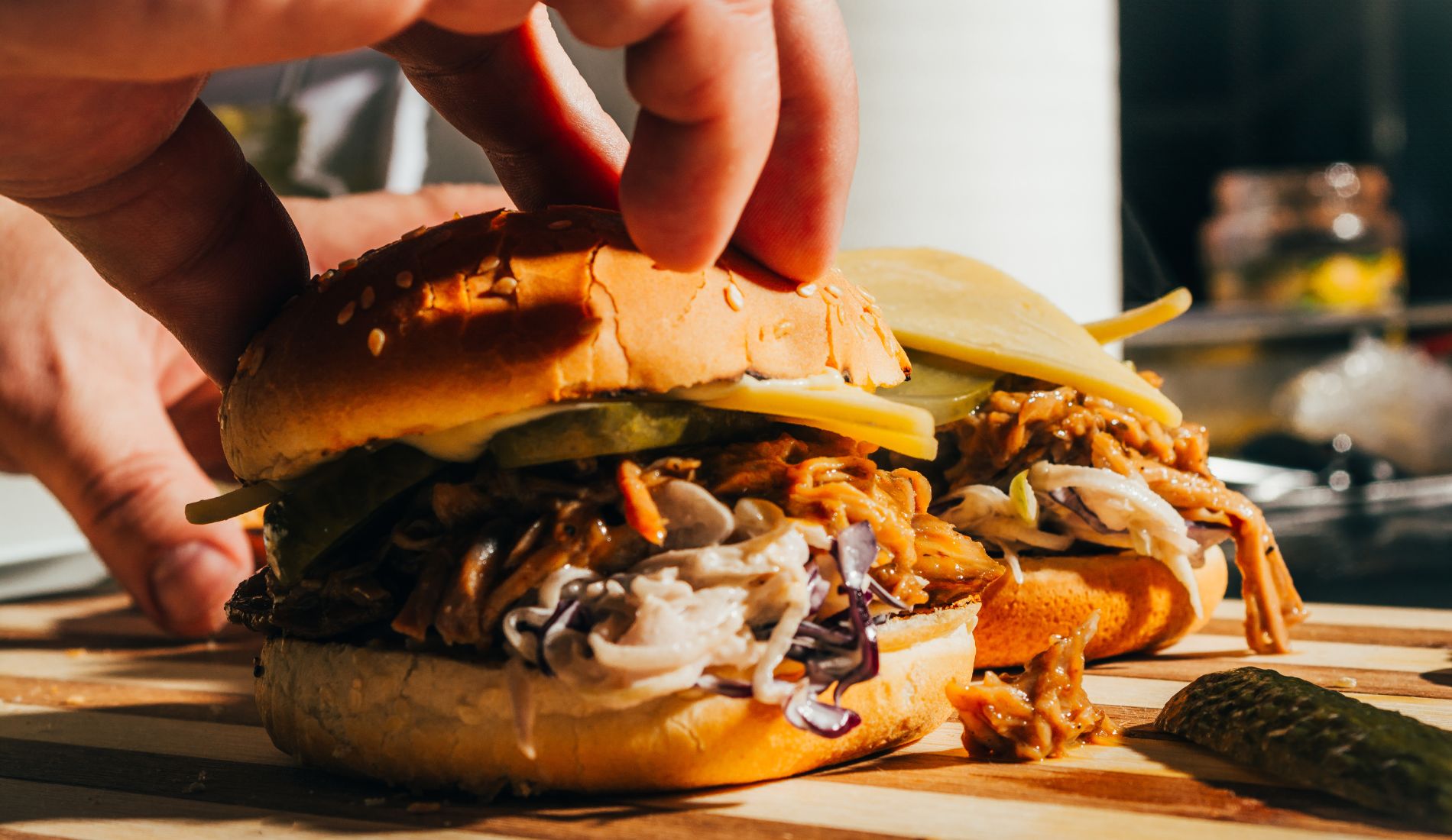 Ζητείται βοηθός μάγειρα από burger bar για τέσσερις μέρες την εβδομάδα