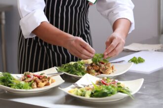 Ζητείται βοηθός μάγειρα από ξενοδοχείο