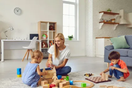 Οικογένεια με δύο παιδιά ζητά babysitter για μερική απασχόληση