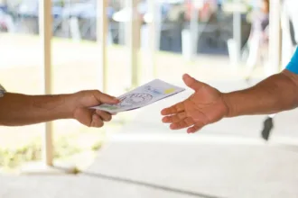 Διανομείς φυλλαδίων ζητούνται από διαφημιστική εταιρεία