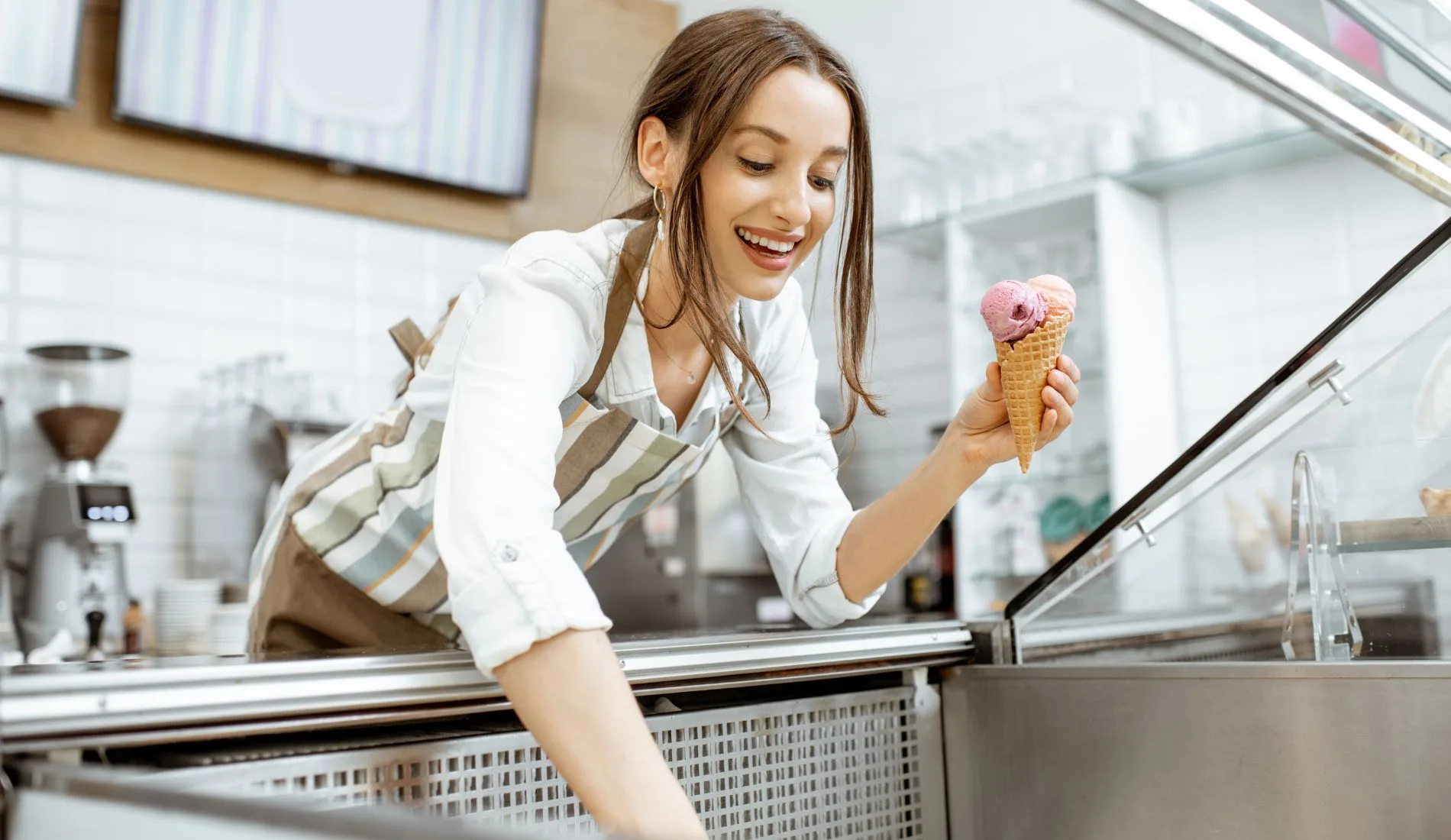 Ζητείται πωλήτρια ή πωλητής από gelateria για πλήρη απασχόληση
