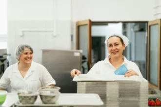 Ψητοπωλείο αναζητά βοηθούς κουζίνας για πλήρη ή μερική απασχόληση