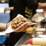 Τυλιχτής ή τυλίχτρια ζητείται από γνωστό ψητοπωλείο για πενθήμερη απασχόληση