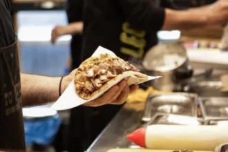 Τυλιχτής ή τυλίχτρια ζητείται από γνωστό ψητοπωλείο για πενθήμερη απασχόληση