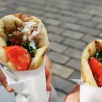 Τυλιχτής ζητείται από σουβλακοπωλείο για πλήρη ή μερική απασχόληση
