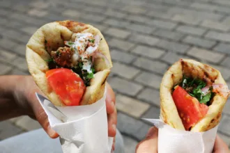 Τυλιχτής ζητείται από σουβλακοπωλείο για πλήρη ή μερική απασχόληση