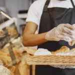 Αρτοποιός & βοηθός ζητούνται από αρτοζαχαροπλαστείο
