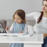 Babysitter ζητείται από οικογένεια για φροντίδα παιδιού