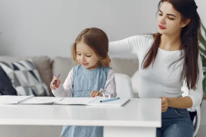 Babysitter ζητείται από οικογένεια για φροντίδα παιδιού