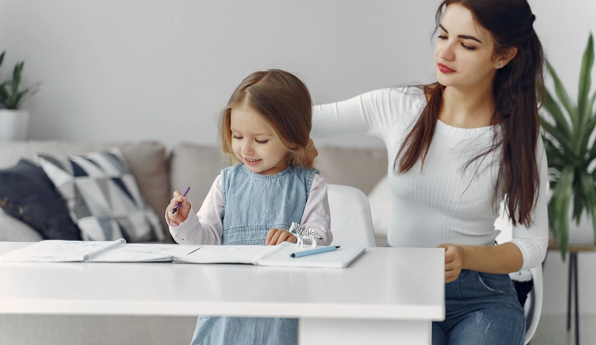 Babysitter ζητείται από οικογένεια για φροντίδα παιδιού