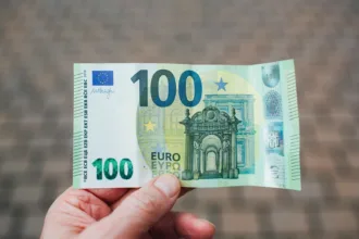 Επίδομα 100 ευρώ: Πότε θα πληρωθεί στους δικαιούχους