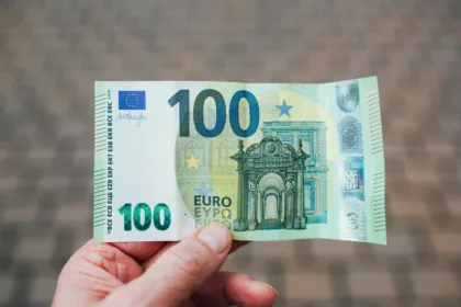 Πότε θα γίνει η πληρωμή για το επίδομα 100 ευρώ στους εργαζόμενους
