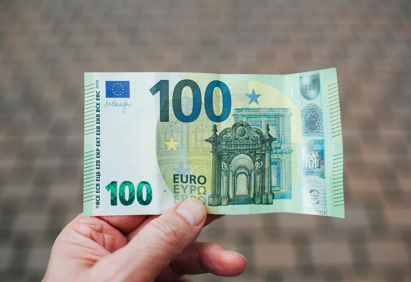Πότε θα γίνει η πληρωμή για το επίδομα 100 ευρώ στους εργαζόμενους