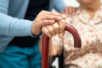 Γηροκόμος ζητείται για φροντίδα μερικώς αυτοεξυπηρετούμενης ηλικιωμένης κυρίας