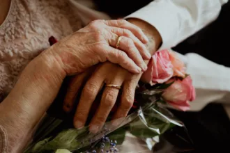 Γυναίκα ζητείται για τη φροντίδα ηλικιωμένου ζευγαριού δυο μέρες την εβδομάδα