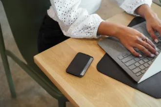 Δουλειά με καύσωνα: Πώς να παραμένεις δροσερός και συγκεντρωμένος